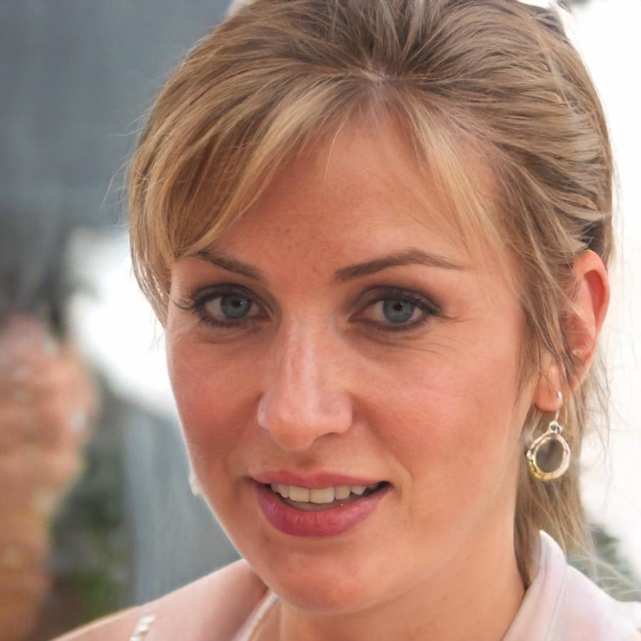 Portrait de Morgane Delacroix, experte en analyse financière